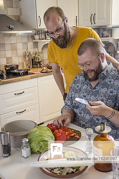 Männer in der Küche bei der Essenszubereitung