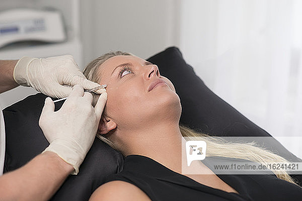 Frau erhält Botox-Injektion