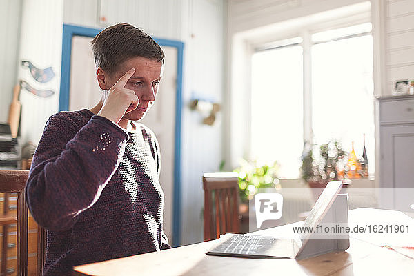 Frau unterhält sich in Gebärdensprache über einen Videoanruf am Computer