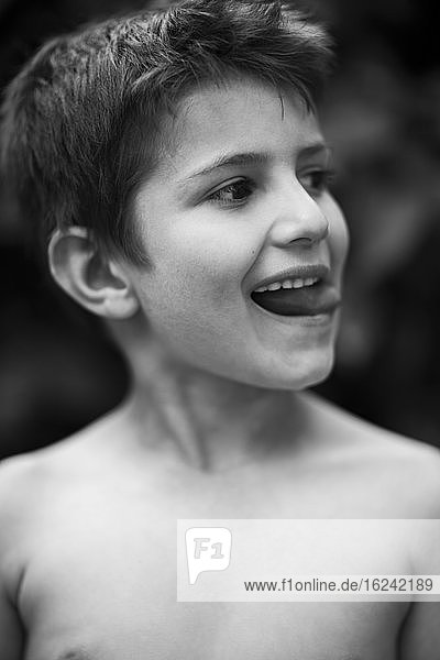 Porträt eines Jungen  der seine Zunge herausstreckt