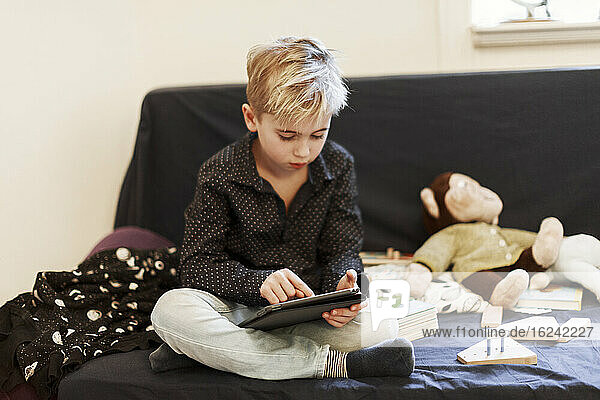 Junge mit digitalem Tablet