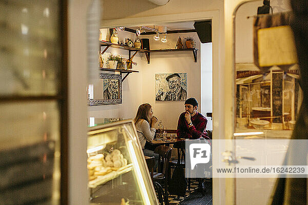 Paar sitzt in einem Cafe