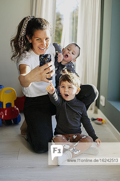Mutter mit Söhnen macht Selfie