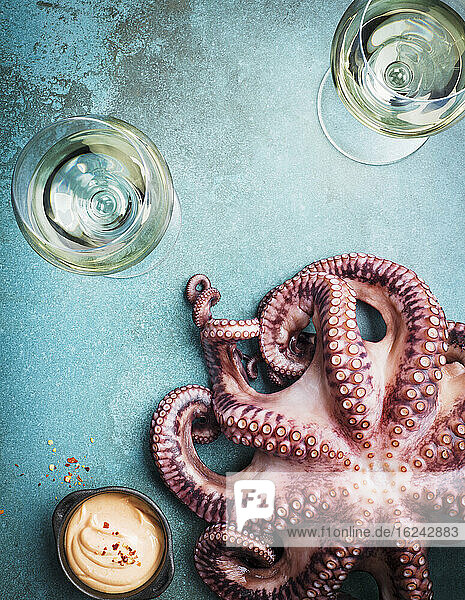Weingläser und roher Oktopus