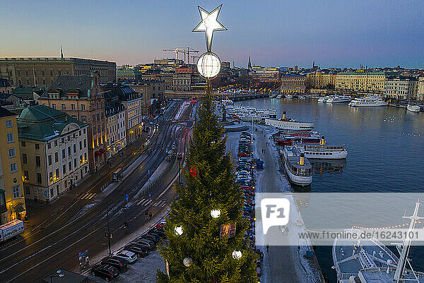 Weihnachtsbaum auf See  Stockholm  Schweden
