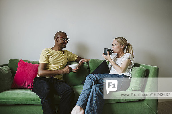Ehepaar auf Sofa sitzend