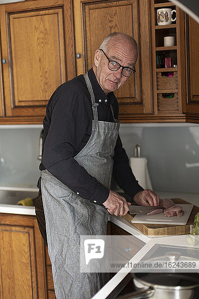 Älterer Mann beim Kochen