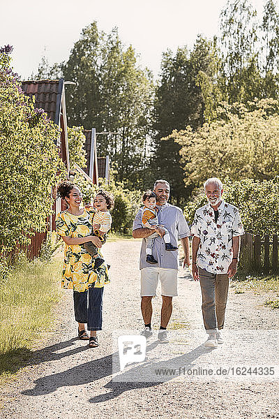 Drei Generationen einer Familie gehen gemeinsam spazieren