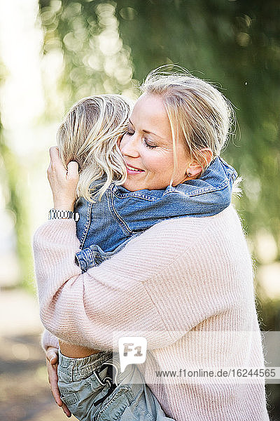 Mutter  die ihren Sohn umarmt