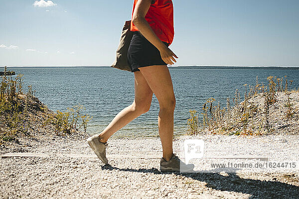 Frau geht am Strand spazieren