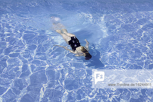 Frau schwimmt im Schwimmbad