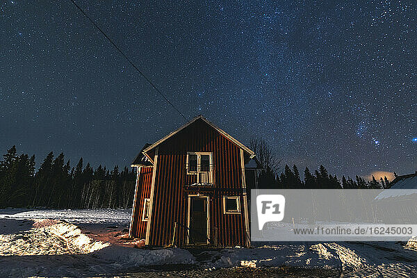 Holzhaus in der Winternacht