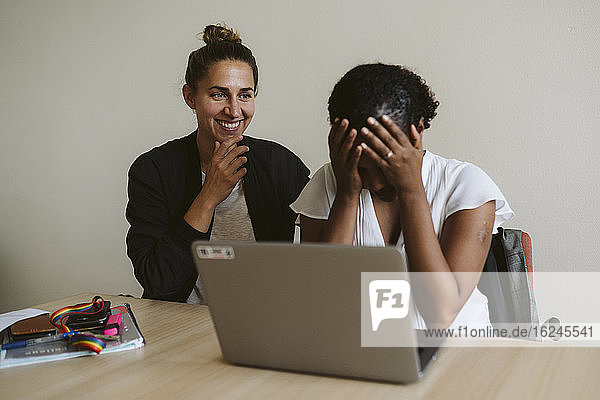 Lächelnde Frauen im Gespräch im Büro