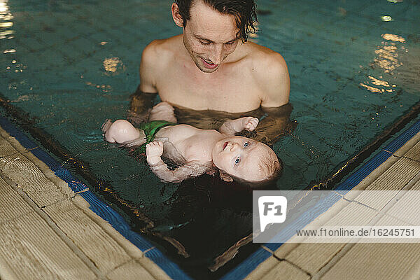 Vater mit Baby im Schwimmbad
