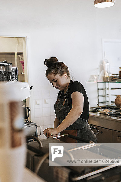 Lächelnde Frau arbeitet in einem Café