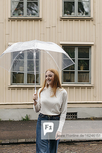 Lächelnde Frau mit Regenschirm