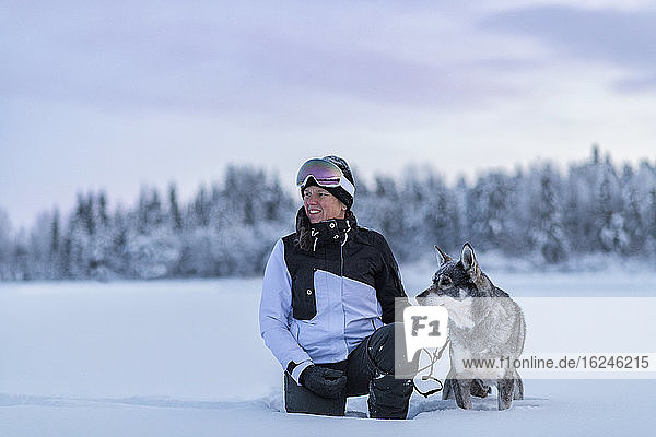 Frau mit Hund im Winter