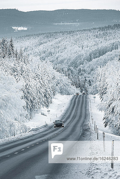 Auto auf winterlicher Straße