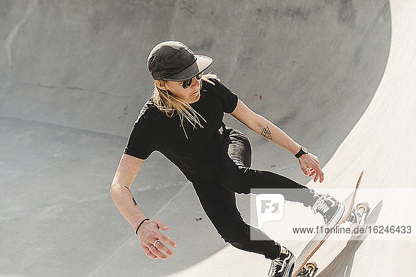 Frau im Skatepark