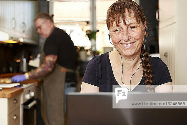 Lächelnde Frau mit Laptop