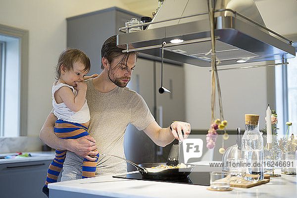 Vater mit Tochter in der Küche