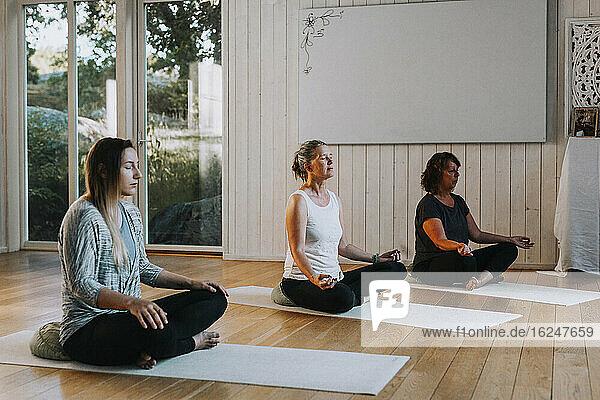 Meditierende Frauen im Yogastudio