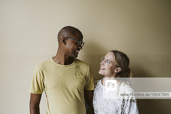 Lächelndes Paar  das sich gegenseitig ansieht