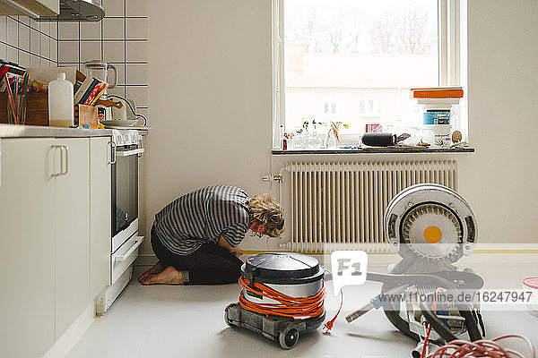 Frau renoviert Küche