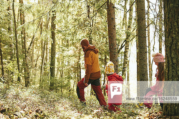 Vater mit Tochter geht durch den Wald