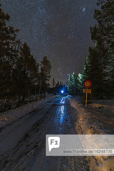 Winterstraße bei Nacht