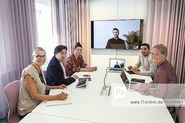 Personen während einer Videokonferenz