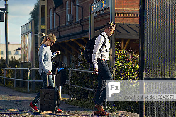 Ehepaar betritt den Bahnhof