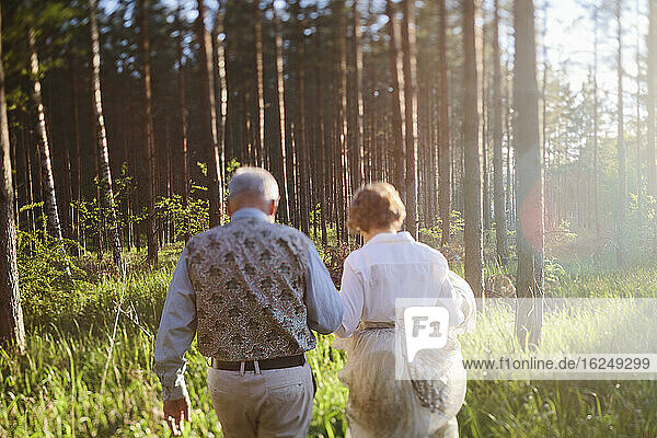 Älteres Paar im Wald