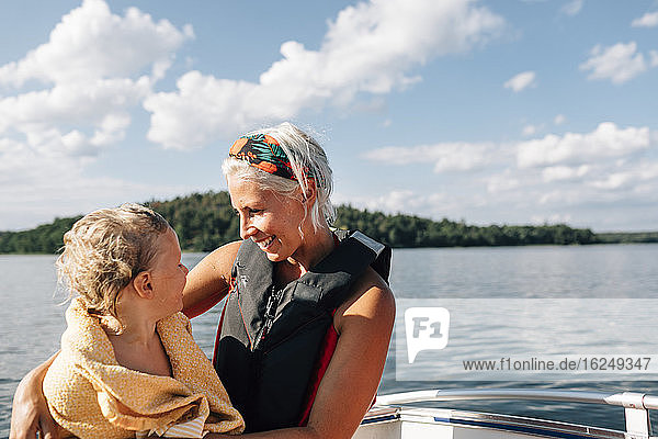 Mutter mit Tochter auf Boot
