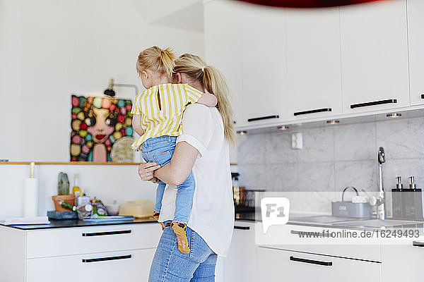 Mutter mit Tochter in der Küche