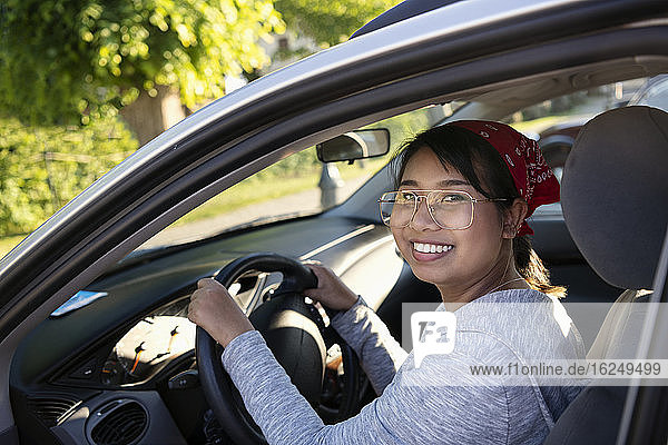 Lächelnde Frau im Auto sitzend