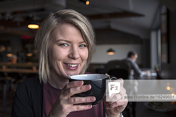 Lächelnde Frau mit Teetasse