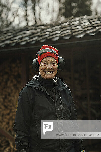 Lächelnde Frau mit Ohrenschützern