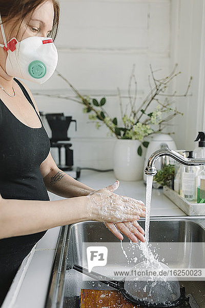 Frau wäscht ihre Hände