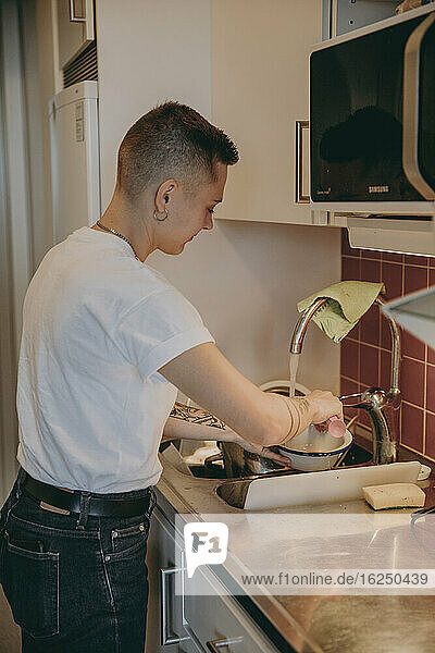 Frau in der Küche beim Geschirrspülen