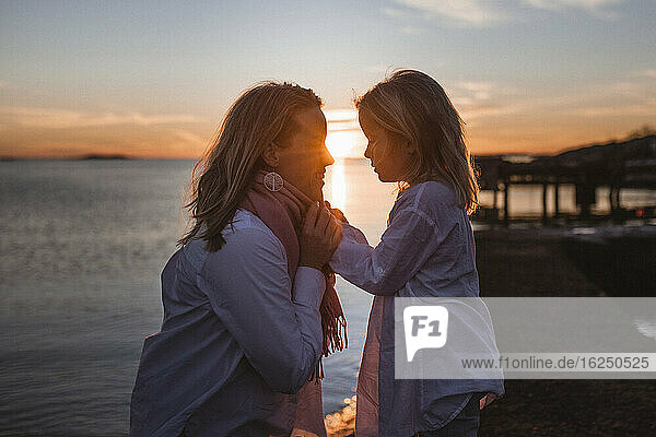 Mutter und Tochter bei Sonnenuntergang
