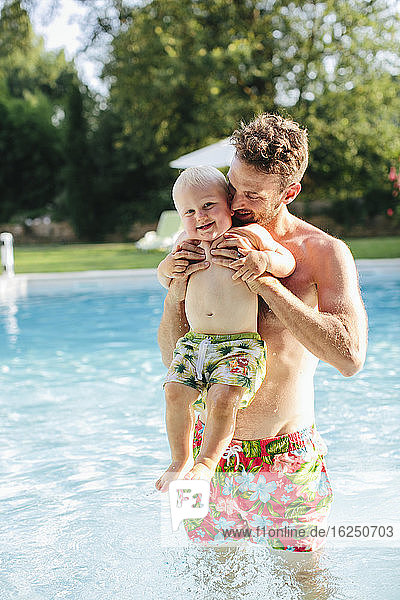 Vater mit kleinem Sohn im Schwimmbad