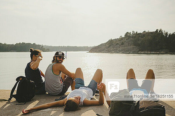Freunde entspannen auf See