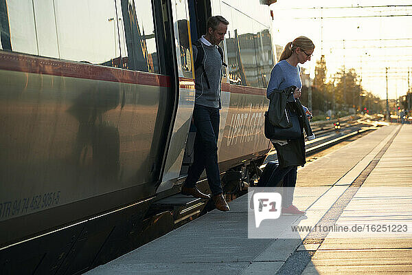 Ehepaar verlässt den Zug am Bahnhof