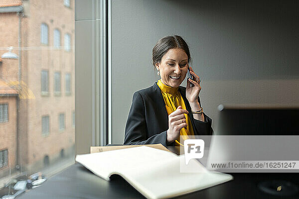 Geschäftsfrau am Telefon im Büro