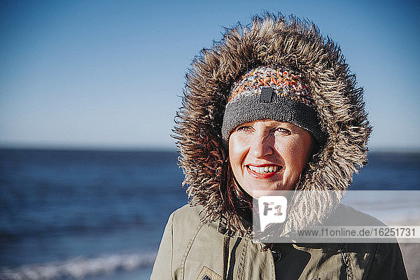 Lächelnde Frau auf See