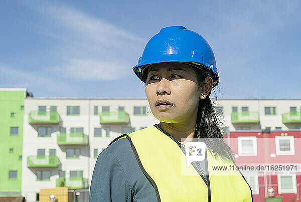 Frau auf der Baustelle