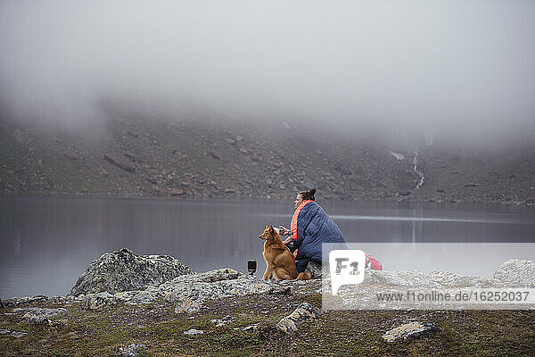 Frau mit Hund am See