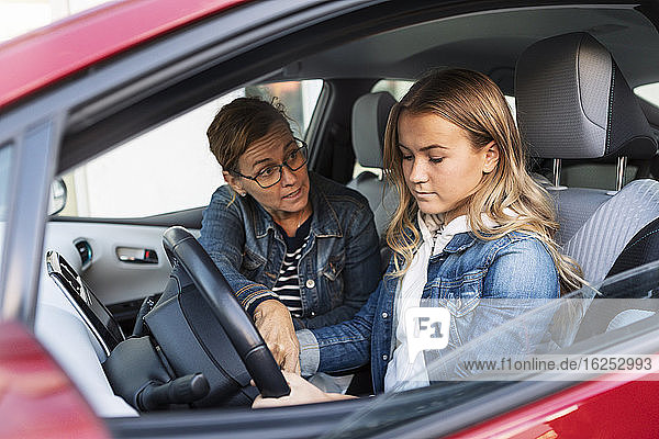 Mutter unterrichtet Teenager am Wochenende im Autofahren