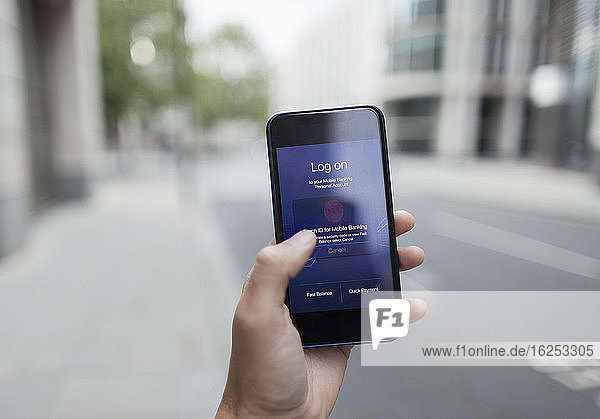 POV Smartphone Touch-ID-Protokoll auf dem Bildschirm
